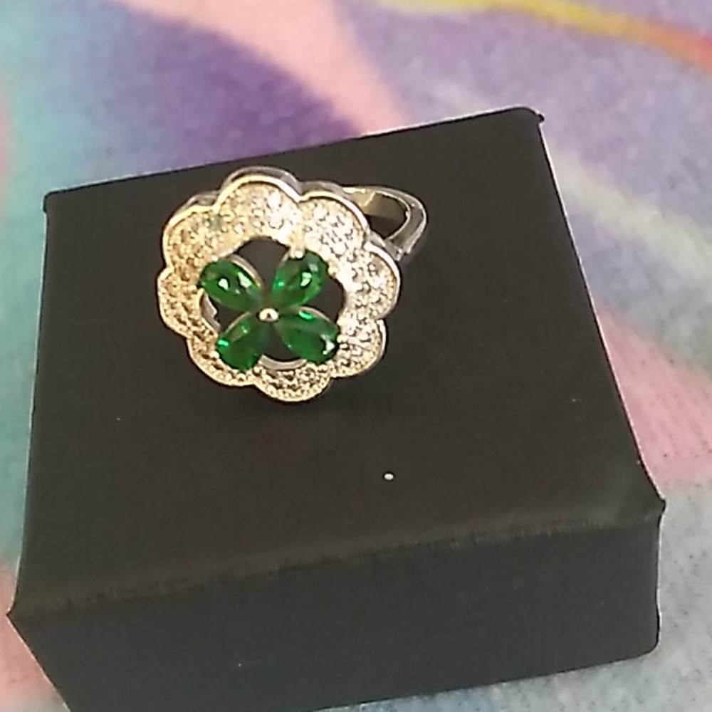 Vintage emerald ring flower with tiny white zircon